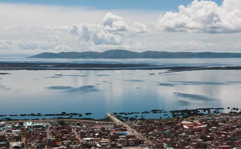 Vista del puerto y el lago Titicaca con Exploor Peru