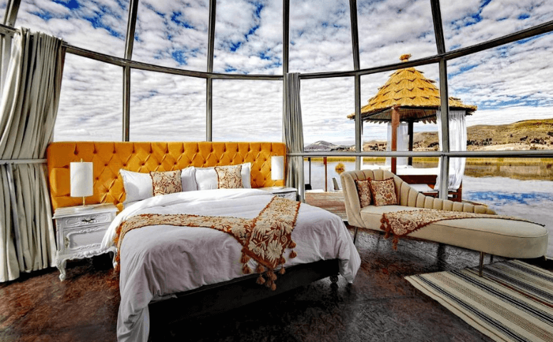 Queen-Size-Bett, umgeben von einer Glasdecke, von der aus man den Titicacasee sehen kann, und eine Cabana zum Entspannen