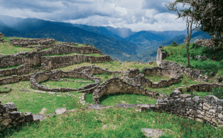 antike ruinen im dschungel von Peru