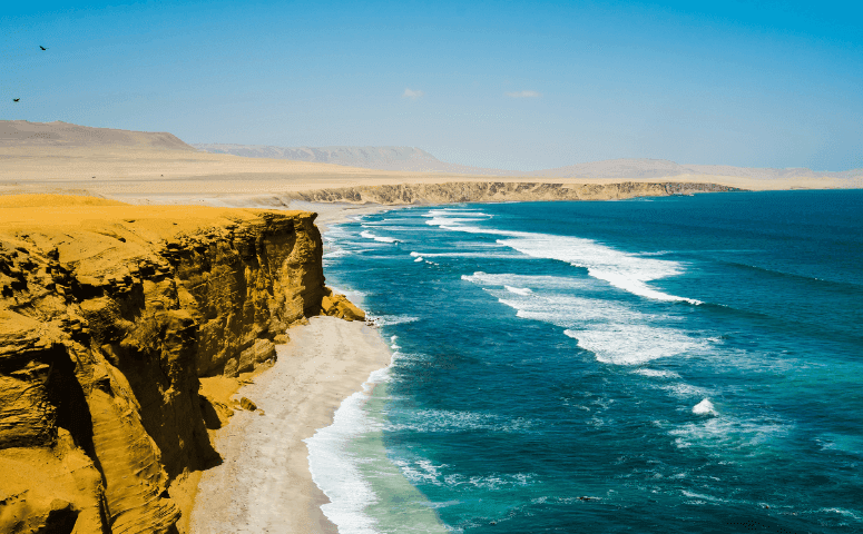 Wuestenkueste mit Blick auf das Meer und die Wellen