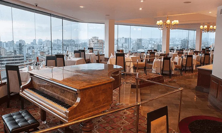 piano y sillas con mueble de mesa blanco 