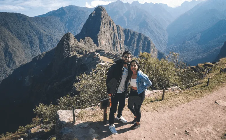 pareja cogida del brazo frente a unas ruinas