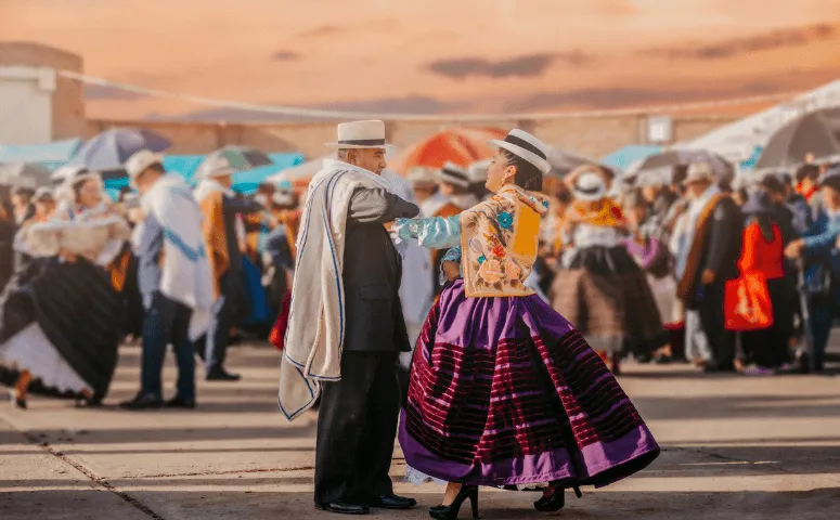 Pareja bailando durante un evento de carnaval.