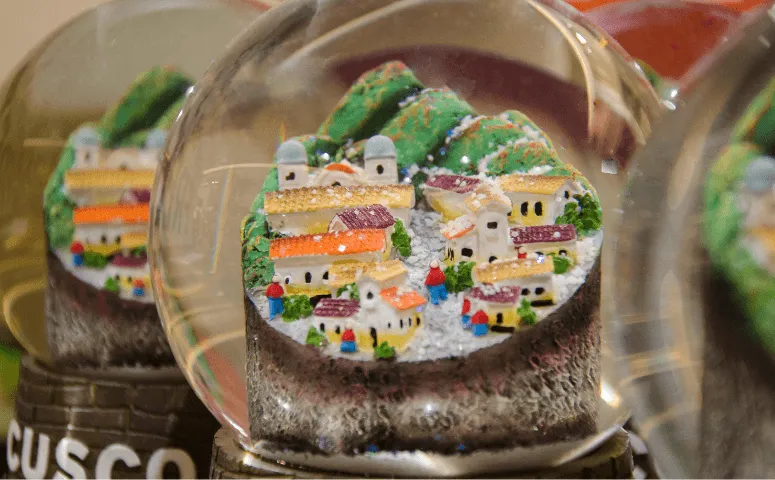 Cusco en una version de bola de cristal en miniatura.