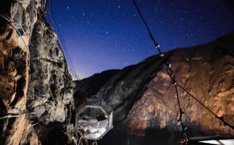 capsula de cristal de noche rodeada de montanas